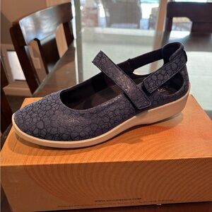 Single shoe, Arcopedico Women's Textured Navy Mary Jane Flats